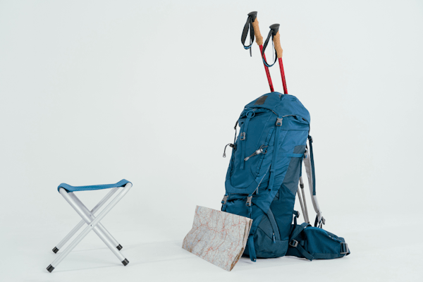 image sac a dos voyage, bâton marche et petite chaise