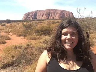 photo de la créatrice de l'agence de voyage devant ayes rock en australie