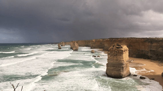 image de la great ocean road en Australie journée pluvieuse