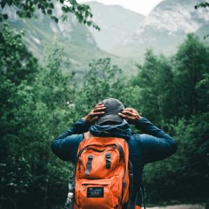 image sac à dos orange en forêt